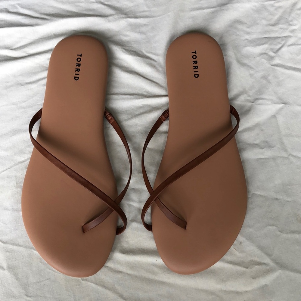 Torrid flip-flops crossing toe straps size 13w